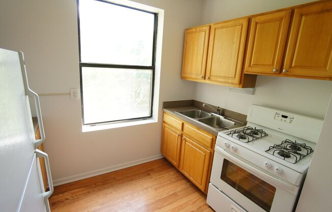 3 beds, 1 bath, 1,095 sqft, $1,995, Unit 1530-1A