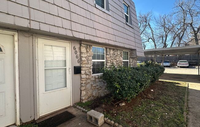 Super Cute 2 Bedroom 1.5 Bath CONDO * PRIME Location *