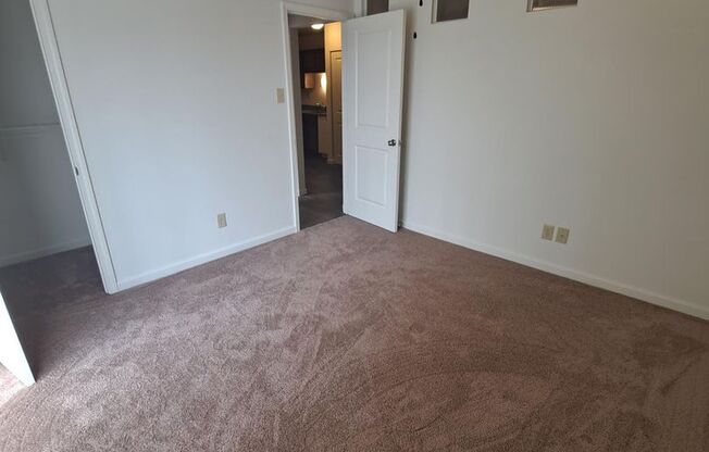 2 beds, 1 bath, 800 sqft, $1,075, Unit 190306