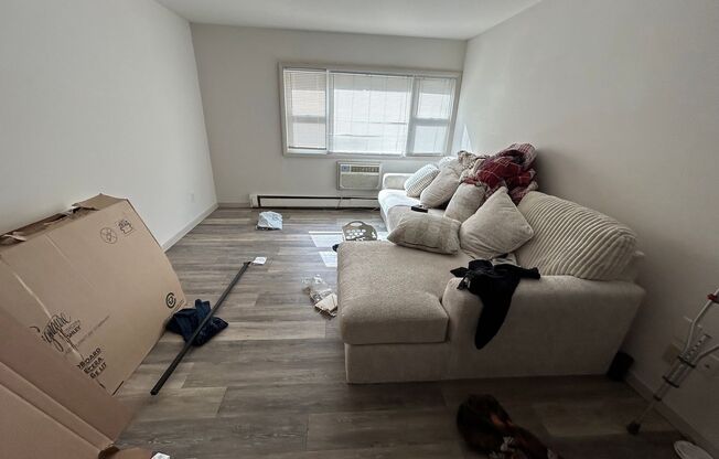 2 beds, 1 bath, $1,350, Unit 217