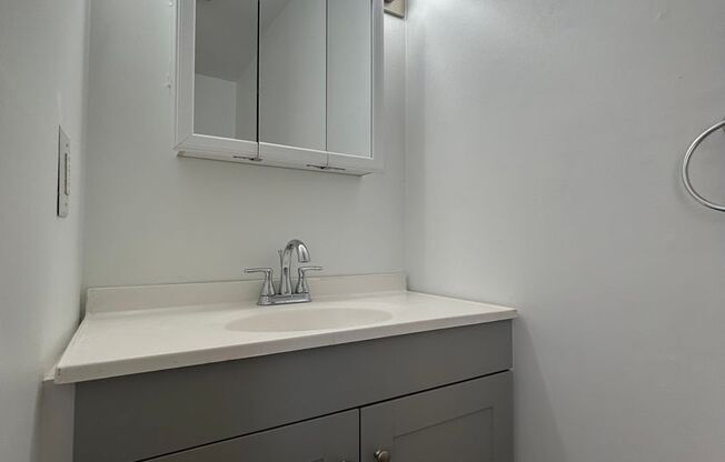 3 beds, 1.5 baths, $1,600, Unit 4053 Parrish St