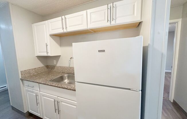 2 beds, 1 bath, 700 sqft, $1,795, Unit A17