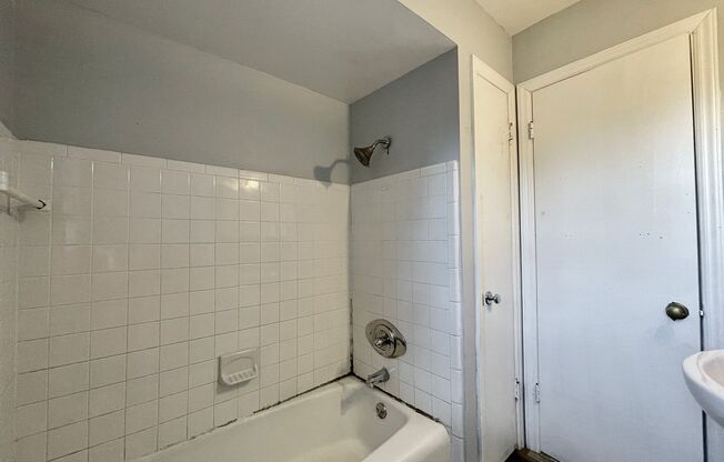 2 beds, 1 bath, $1,195, Unit C