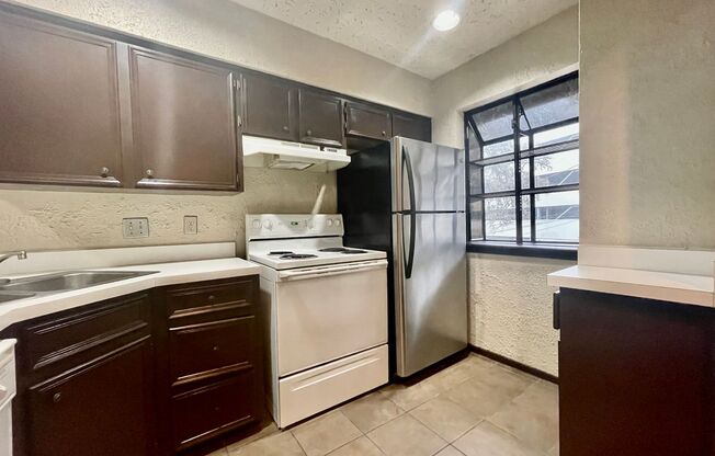 Gorgeous Condo, 2 Bedrooms/2 Balconies/2 Bathrooms - WALK TO CAMPUS! - Reduced Deposit
