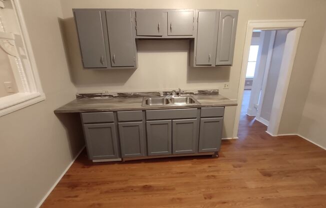 3 beds, 1 bath, $1,300, Unit 2