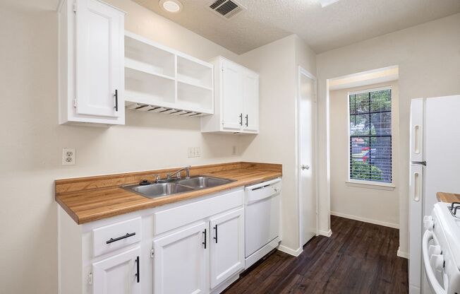 2 Bedroom, 1 Bath Duplex with 1 Car Garage in North Austin Near The Domain, ACC, & North Austin Medical Center