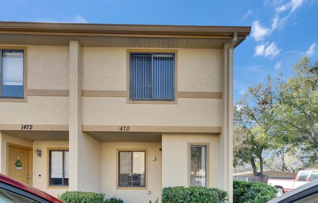 Please check out the freshly painted 2 bedroom 2.5 bath in brandon end unit