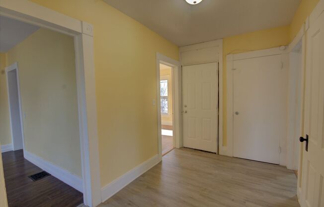 2 beds, 1 bath, 1,000 sqft, $850, Unit upper