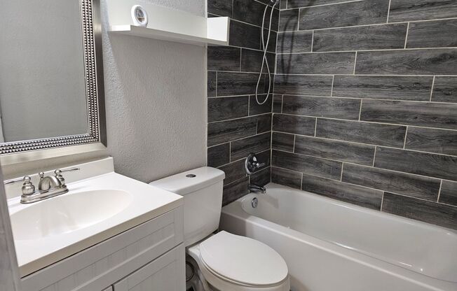 2 beds, 1 bath, 638 sqft, $708, Unit Whispering Hills 216