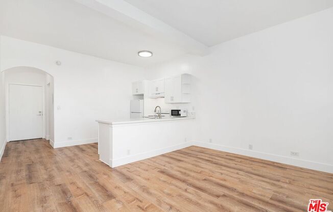 Studio, 1 bath, 405 sqft, $2,700, Unit 546