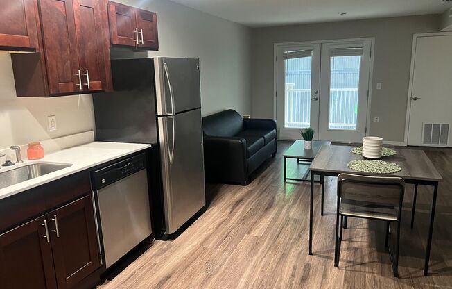 2 beds, 1 bath, 735 sqft, $1,350