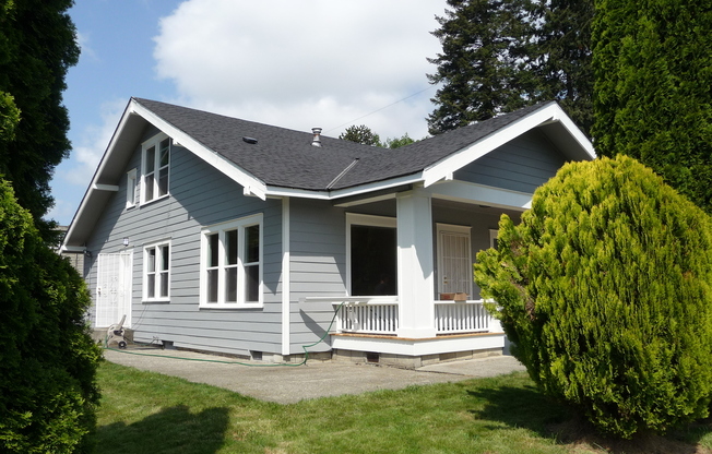 Bright, beautiful home in quiet and covenient neighborhood