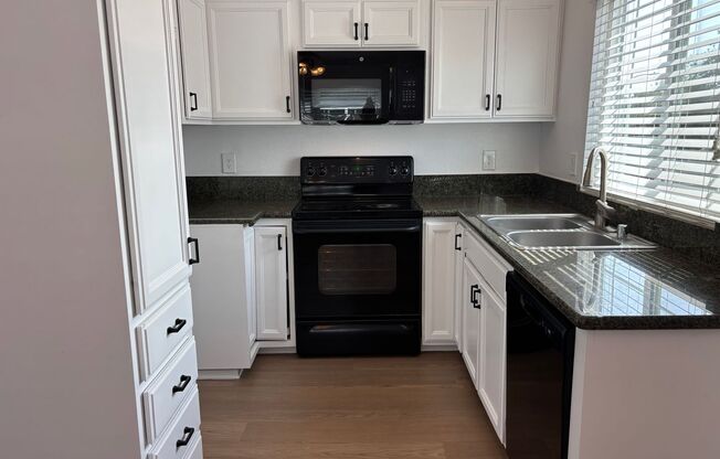 2 beds, 1 bath, 850 sqft, $2,760, Unit 1561M
