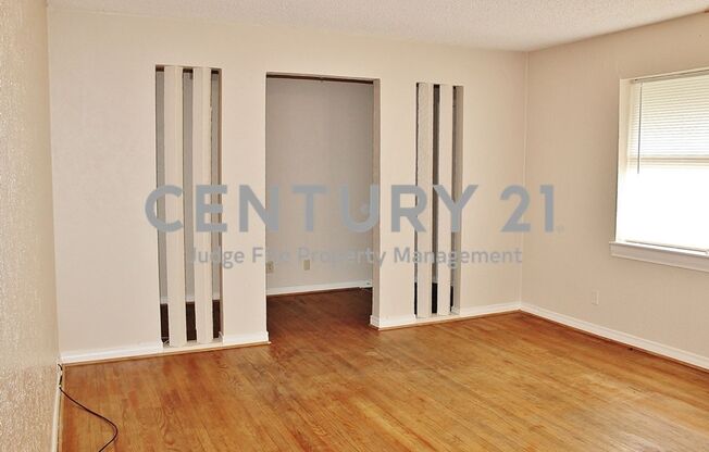 Lovely 2/1.5/1 in Established Casa View For Rent!