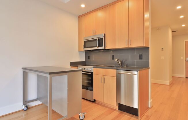 1 bed, 1 bath, $2,400, Unit 211