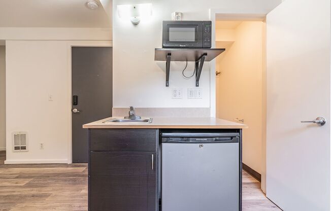 Studio, 1 bath, 220 sqft, $829, Unit 8F