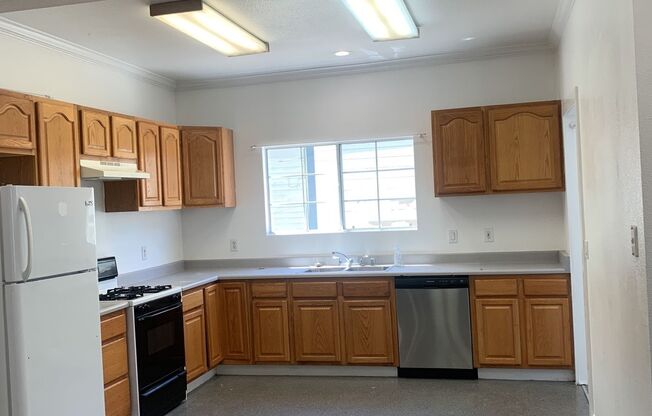 3 beds, 2 baths, $2,175, Unit A