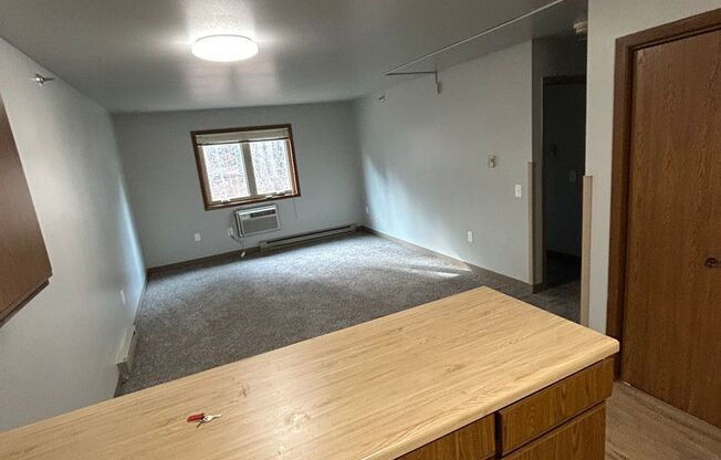 2 beds, 1 bath, 2 sqft, $1,095, Unit 1038 Fond du Lac Ave Unit 201