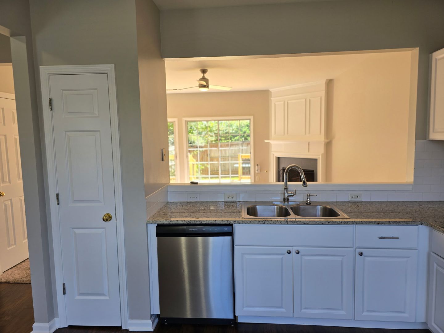 Beautiful 2 bed 2.5 bath Townhome located in Kennesaw