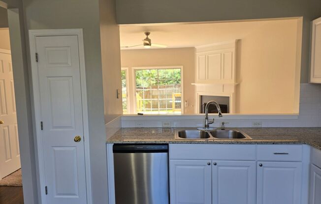 Beautiful 2 bed 2.5 bath Townhome located in Kennesaw