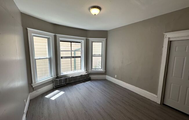 2 beds, 1 bath, 700 sqft, $995, Unit A (Lower)