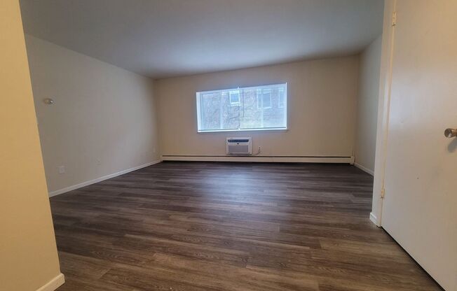 2 beds, 1 bath, $1,425, Unit 312