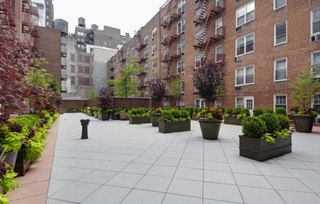 25 W 13 ST
