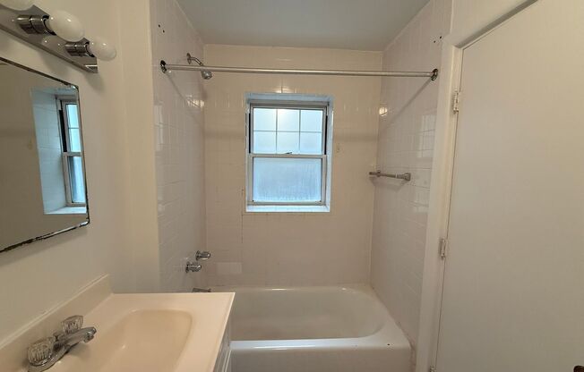 Studio, 1 bath, 323 sqft, $1,175, Unit Old King Edward 531
