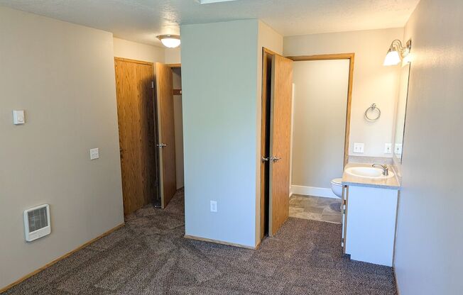 2 beds, 2 baths, 950 sqft, $1,350, Unit 34