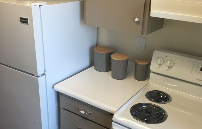 2 beds, 1 bath, 760 sqft, $1,300, Unit 54