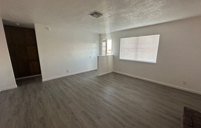 2 beds, 1 bath, 824 sqft, $1,000, Unit B