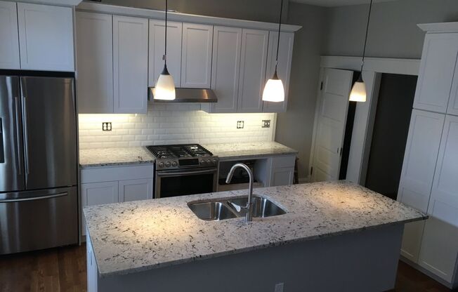 Spectacular Townhouse Half Double in a beautiful Victorian Neighborhood