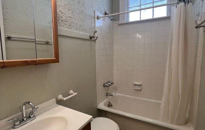 1 bed, 1 bath, 525 sqft, $1,100, Unit K