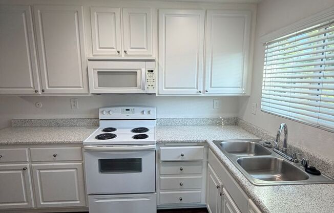 2 beds, 1 bath, 890 sqft, $2,590, Unit 304