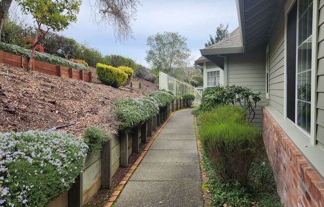 "Must See" House in Oakmont w/beautiful views 3 bedroom, 2.5 bath