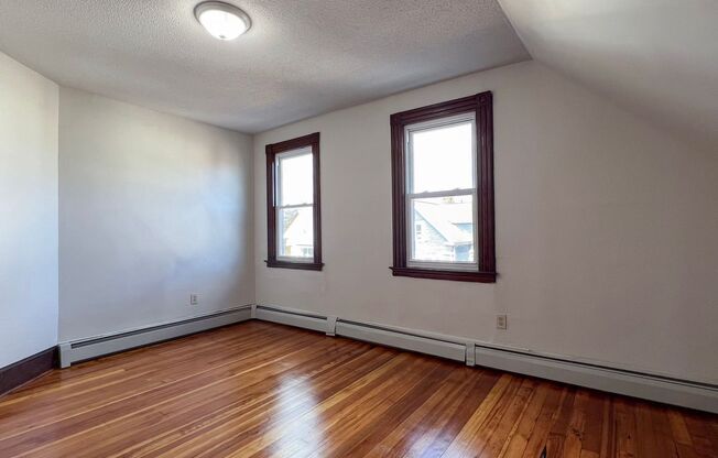 3 beds, 1 bath, $1,750, Unit 3rd Fl