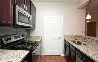 Granite Counter Tops In Kitchen at Park Summit Apartments, Decatur, 30033