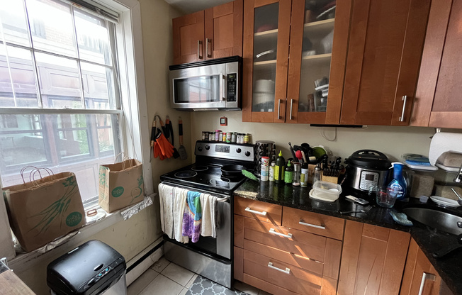2 beds, 1 bath, $3,500, Unit 8