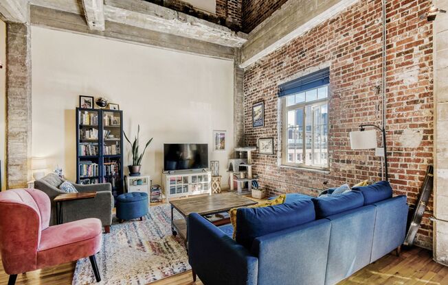 Evolve Real Estate: Elegant Urban Loft 1 Bed/1 Bath, 1016 SQFT With Full Bathroom in The Heart of LoDo!