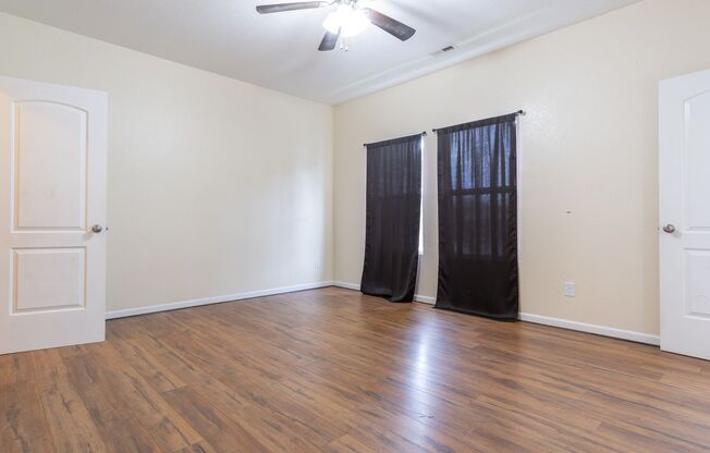 MOVE IN READY 3 Bedroom!