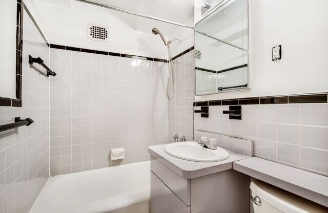 320 E 54 ST