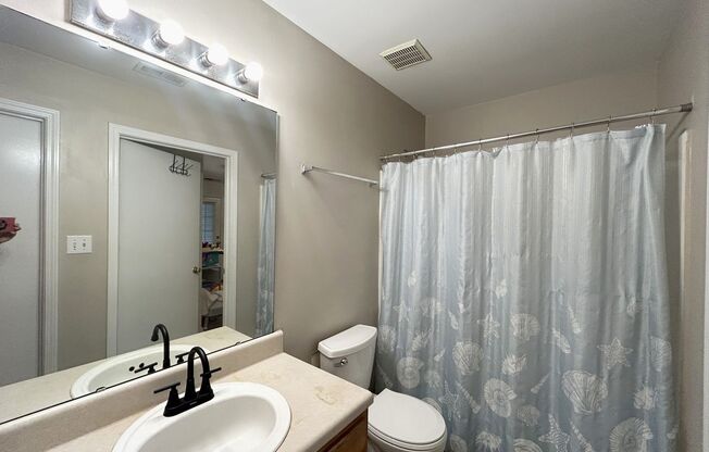 3 beds, 2 baths, $1,900, Unit Unit D