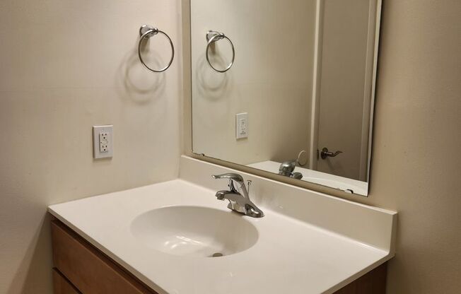 2 beds, 1 bath, 859 sqft, $1,450, Unit GL46007