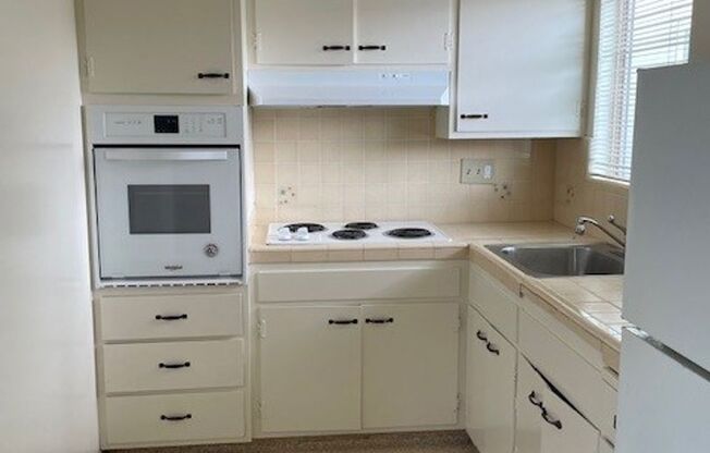 Coming Soon-Spacious 2 Bedroom,1 Bathroom, spacious living room with lots of light. in Walkers Paradise