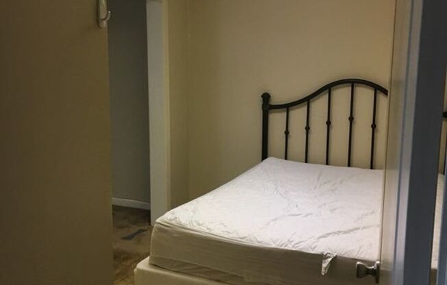 3 beds, 1.5 baths, $1,400, Unit Unit 23 all utilities included