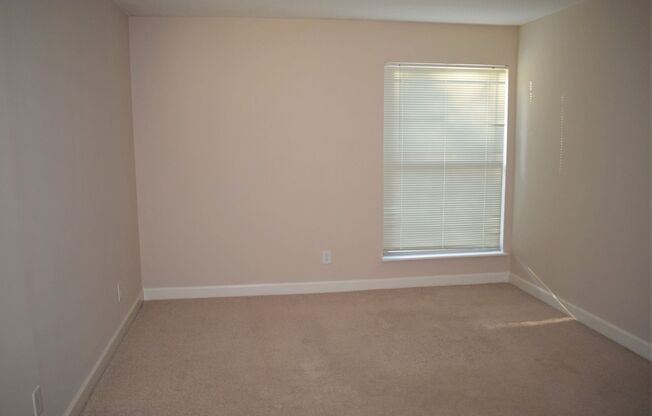 3 beds, 2 baths, 1,225 sqft, $1,980, Unit 1110LsI