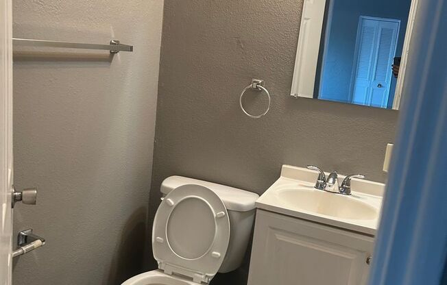 2 beds, 1 bath, 750 sqft, $1,070, Unit B02 1016 17