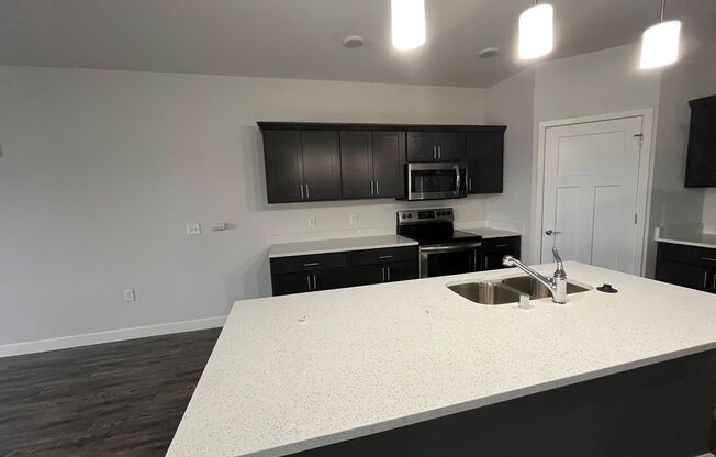 3 beds, 3.5 baths, 2,426 sqft, $2,515, Unit Lime 310