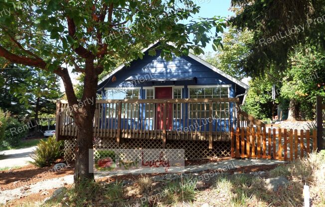 SPECTACULAR VIEWS! Unique & Adorable House w/Huge Deck - Walking Distance to Redondo Beach!!