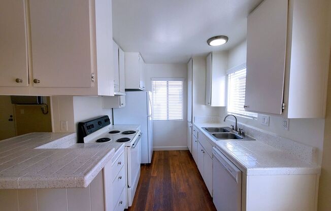 2 beds, 1 bath, $2,195, Unit 18